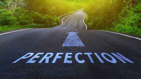 Concept d'auto-développement et évolution de la demande de compétences idée, Perfection et flèche écrite sur route asphaltée, Concept de perfection.