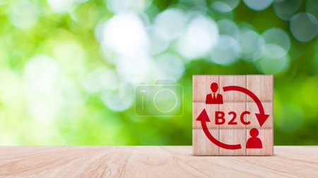 Téléchargez les photos : Business to customer, B2C, BTC marketing concept, cubes en bois avec abréviation icône B2C, Business, modèle financier et marketing, concepts de gestion et de service. - en image libre de droit