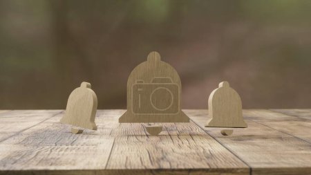 Téléchargez les photos : Une cloche en bois sur une table en bois - en image libre de droit