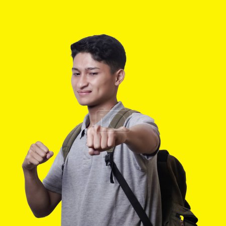 Téléchargez les photos : Jeune asiatique homme étudiant qui est heureux avec son jour - en image libre de droit