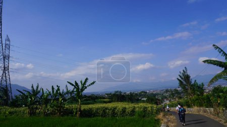Schöne Aussicht auf die indonesische Landschaft mit Feldern, Bergen und schönen Dörfern. Die üppige und grüne Landschaft spiegelt ein friedliches und harmonisches Landleben wider,