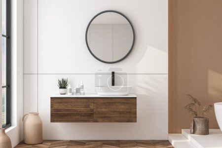 Téléchargez les photos : Salle de bain moderne avec murs beiges, lavabo blanc avec miroir ovale, baignoire et parquet. Salle de bain lumineuse minimaliste avec des meubles modernes. rendu frontal 3D - en image libre de droit