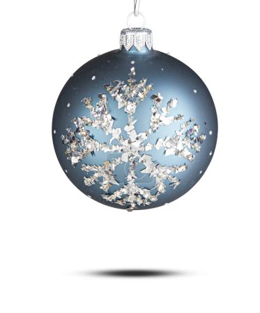 Foto de Bola de Navidad bolas de nieve decorar el árbol de Navidad aislado sobre fondo blanco con camino de recorte - Imagen libre de derechos