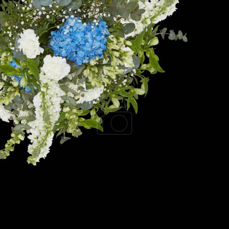 Foto de Ramo fresco y colorido de flores floreciendo hermoso primero aislado sobre fondo negro con camino de recorte - Imagen libre de derechos