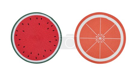 Foto de Mantel, mesa, vaso de agua, sandía y forma naranja, círculo aislado sobre fondo blanco con camino de recorte - Imagen libre de derechos