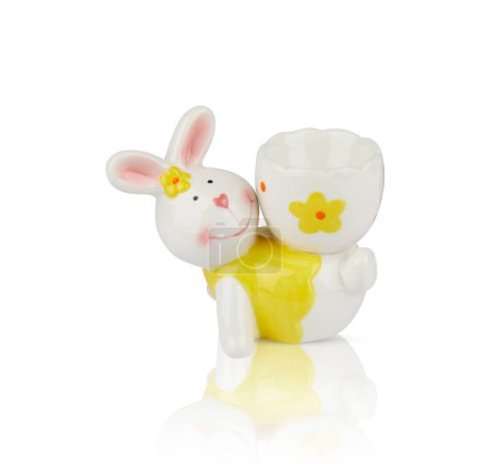 Foto de Conejitos de cerámica de Pascua con huevos jarrón decorativo de conejo aislado sobre fondo blanco con camino de recorte - Imagen libre de derechos