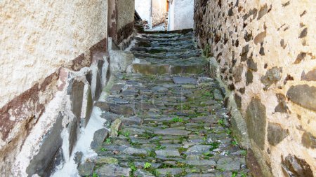 Téléchargez les photos : Escaliers en pierre dans la vieille ville, Suisse - en image libre de droit