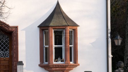 Téléchargez les photos : Fenêtre avec une croix en bois dans la maison - en image libre de droit