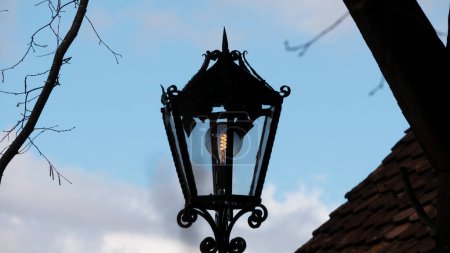Téléchargez les photos : Vieille lanterne sur le fond du ciel - en image libre de droit