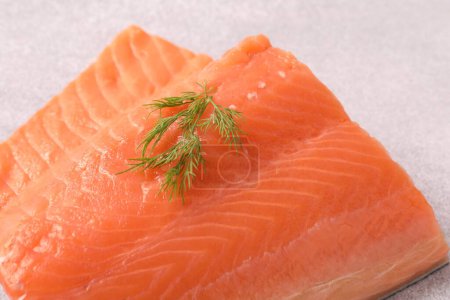 Téléchargez les photos : Filet de saumon avec romarin sur plaque blanche - en image libre de droit