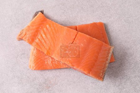 Téléchargez les photos : Filet de saumon frais sur fond blanc - en image libre de droit