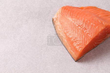 Foto de Filete de salmón fresco en la superficie de madera. - Imagen libre de derechos
