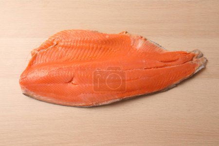 Téléchargez les photos : Filet de saumon cru sur fond de bois - en image libre de droit