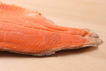 Téléchargez les photos : Filet de saumon frais sur fond de bois - en image libre de droit