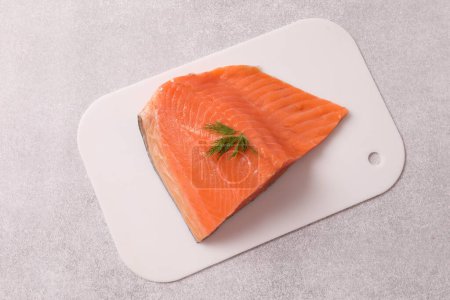 Téléchargez les photos : Filet de steak de saumon cru frais sur fond blanc - en image libre de droit