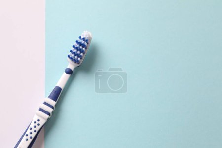 Foto de Cepillo de dientes azul sobre fondo azul - Imagen libre de derechos