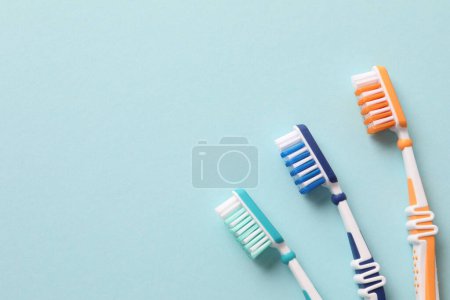 Téléchargez les photos : Brosse à dents avec dentifrice et brosses à dents. vue de dessus - en image libre de droit