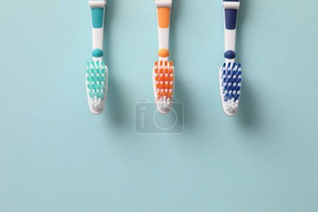 Foto de Conjunto de cepillos de dientes y cepillos de dientes aislados sobre fondo blanco, vista superior - Imagen libre de derechos