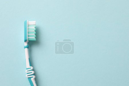 Foto de Cepillo de dientes y fondo blanco - Imagen libre de derechos
