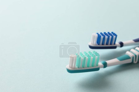 Foto de Cepillo de dientes sobre fondo azul. vista superior. - Imagen libre de derechos