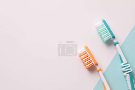 Foto de Cepillo de dientes con pasta de dientes y pasta de dientes sobre fondo blanco. - Imagen libre de derechos