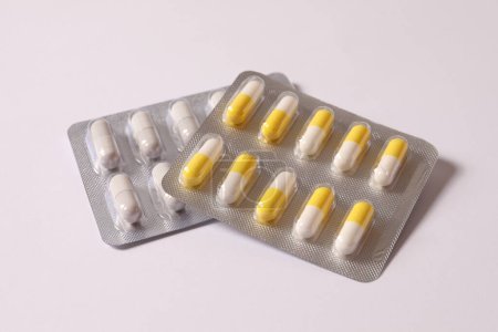 Téléchargez les photos : Pilules, comprimés, pilules et capsules dans un emballage sur fond blanc. - en image libre de droit