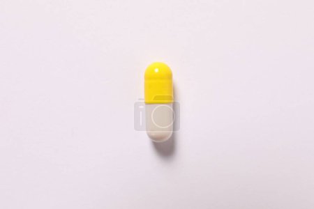 Téléchargez les photos : Pilules jaunes sur fond blanc - en image libre de droit