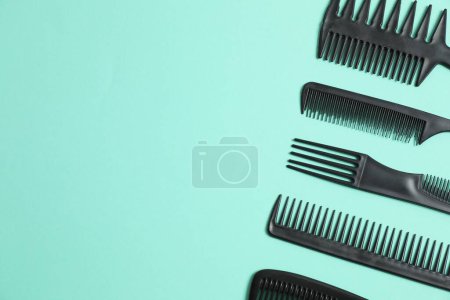 Peignes professionnels et outils de coiffeur sur fond de couleur, vue de dessus