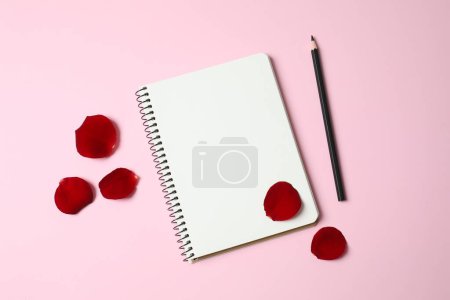Foto de Cuaderno con lápiz sobre fondo de color, espacio para texto - Imagen libre de derechos