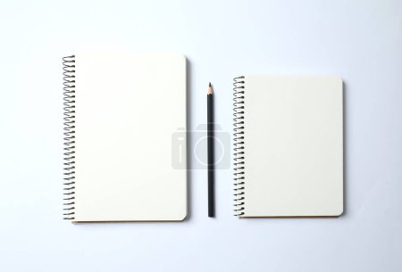 Foto de Cuaderno con lápiz sobre fondo de color, espacio para texto - Imagen libre de derechos
