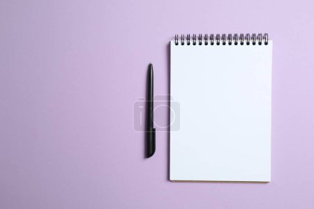 Foto de Cuaderno con una pluma sobre fondo de color, espacio para texto - Imagen libre de derechos