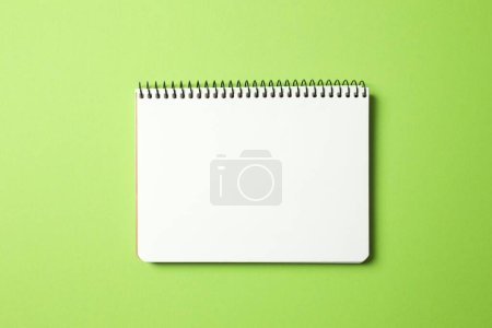 Foto de Cuaderno sobre fondo de color, espacio para texto - Imagen libre de derechos