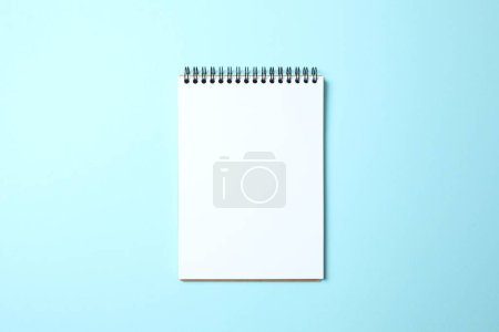 Foto de Cuaderno sobre fondo de color, espacio para texto - Imagen libre de derechos
