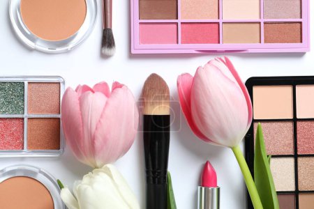 Téléchargez les photos : Ensemble de cosmétiques décoratifs avec des tulipes fraîches sur fond blanc - en image libre de droit