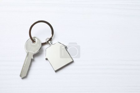 Téléchargez les photos : Clé métallique avec porte-clés sur fond blanc - en image libre de droit