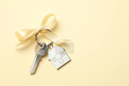 Téléchargez les photos : Clé métallique avec porte-clés sur fond couleur - en image libre de droit