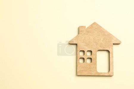 Téléchargez les photos : Maison en bois sur fond de couleur - en image libre de droit