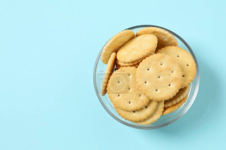 Köstliche knusprige Cracker-Kekse auf farbigem Hintergrund 
