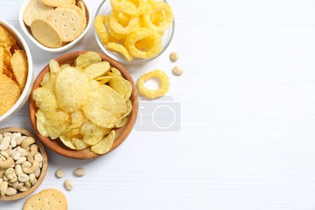 Verschiedene ungesunde Snacks auf weißem Hintergrund