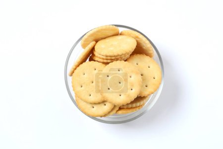 Leckere knusprige Cracker-Kekse im Teller 
