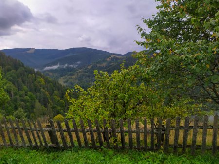Foto de Hermoso paisaje alpino de la casa en el fondo de la cerca - Imagen libre de derechos