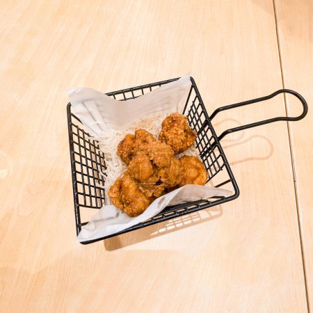Foto de Delicioso pollo deshuesado, pollo Karage servido en una cesta, vista superior - Imagen libre de derechos