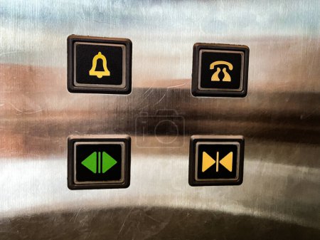 Téléchargez les photos : Vue agrandie du bouton d'ascenseur en acier inoxydable - en image libre de droit