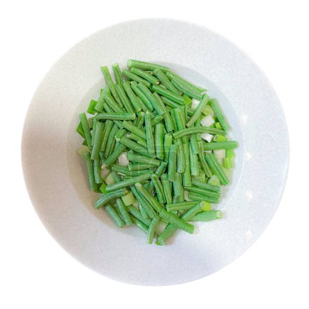 haricot serpent, haricot long ou haricot vert haché sur une assiette, isolé sur fond blanc