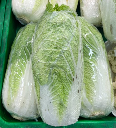 Chou napa ou chou chinois dans un emballage plastique présenté sur le marché