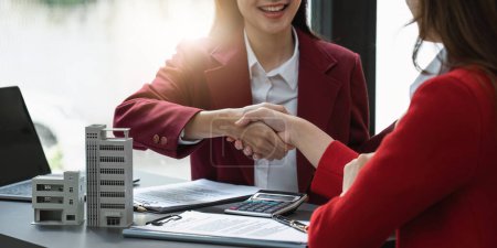 Photo for Real estate agents shake hands after the signing of the contract agreement. Business people shake hands. Real estate concept. - Royalty Free Image