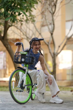 Glückliche asiatische junge Frau fährt Fahrrad im Park, Straßenstadt ihr Lächeln mit dem Fahrrad des Transports, ECO freundlich, Menschen Lifestyle-Konzept.