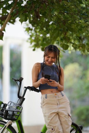 Glückliche asiatische junge Frau fährt Fahrrad im Park, Straßenstadt ihr Lächeln mit dem Fahrrad des Transports, ECO freundlich, Menschen Lifestyle-Konzept.