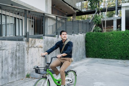 Joven hombre de negocios en traje en bicicleta de la ciudad para trabajar ecológico vehículo alternativo energía verde.