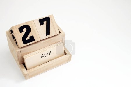 Foto de Calendario perpetuo de madera que muestra el 27 de abril - Imagen libre de derechos